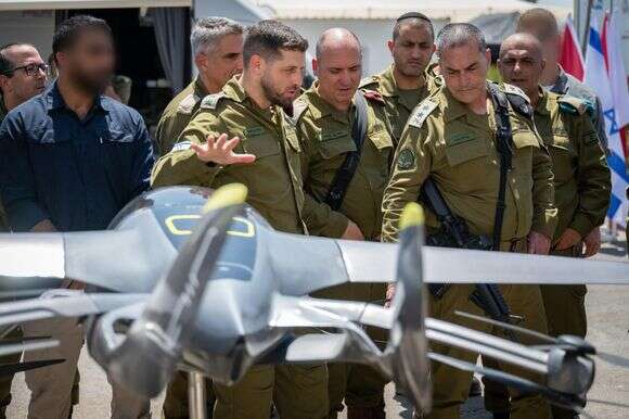 הרמטכ"ל, רא"ל אייל זמירבמחנה שורה, עם ראש אגף הטכנולוגיה והלוגיסטיקה, אלוף מישל ינקו | דובר צה''ל הרמטכ"ל, רא"ל אייל זמירבמחנה שורה, עם ראש אגף הטכנולוגיה והלוגיסטיקה, אלוף מישל ינקו | דובר צה''ל