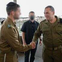 הרמטכ"ל אייל זמיר עם אחד ממסיימי קורס הקצינים הראשון של חטיבת החשמונאים | דובר צה"ל הרמטכ"ל אייל זמיר עם אחד ממסיימי קורס הקצינים הראשון של חטיבת החשמונאים | דובר צה"ל