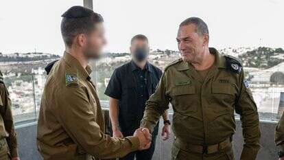 הרמטכ"ל אייל זמיר עם אחד ממסיימי קורס הקצינים הראשון של חטיבת החשמונאים | דובר צה"ל