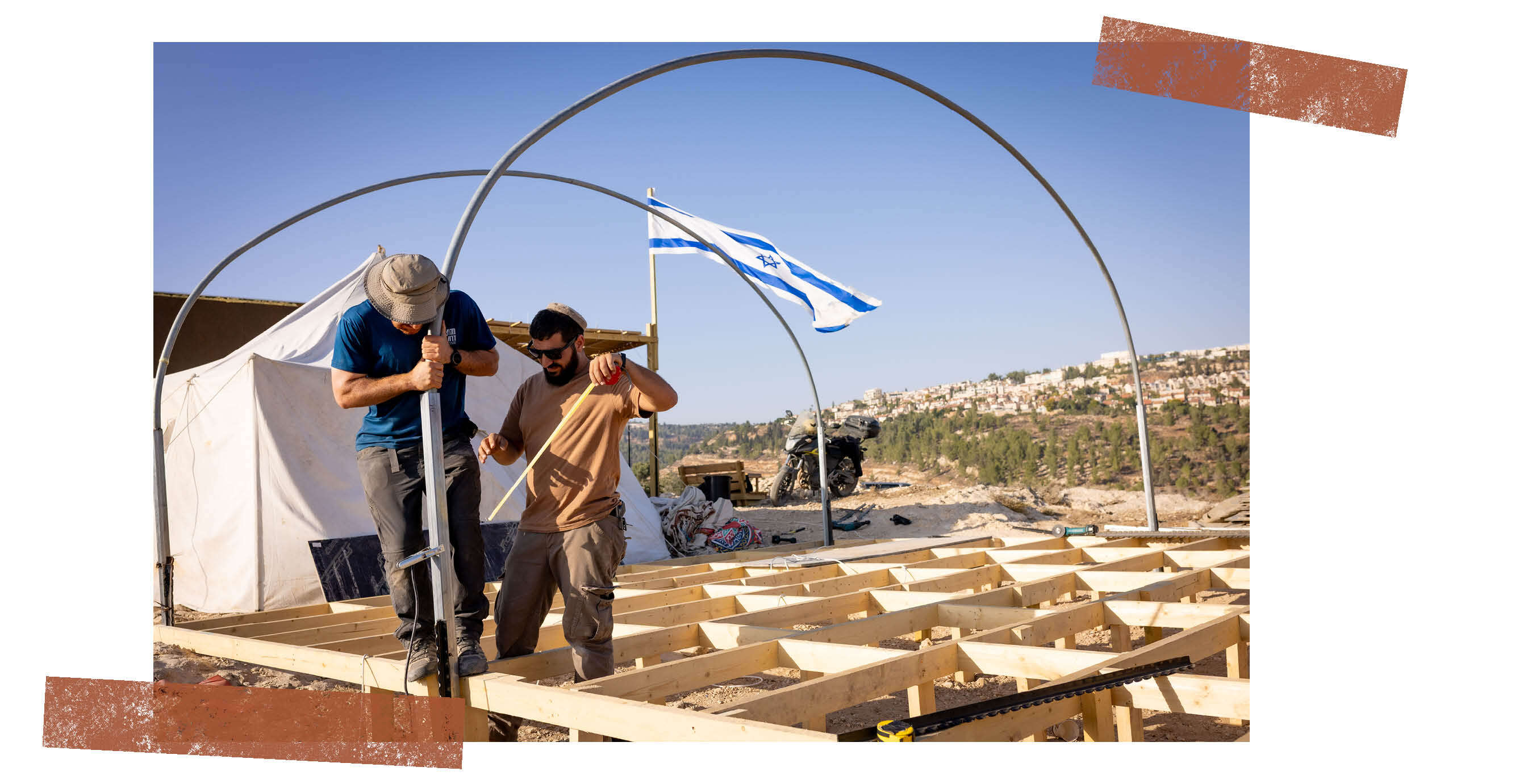 "את רואה את הספסלים? זה הקוהירוק. אחריהם ירושלים". חוות אלונה | אריק סולטן "את רואה את הספסלים? זה הקוהירוק. אחריהם ירושלים". חוות אלונה | אריק סולטן