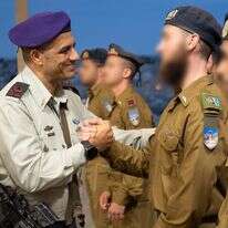ראש אגף כוח אדם בצה"ל, דדו בר כליפא, עם הצוערים שסיימו את קורס הקצינים הראשון של חטיבת החשמונאים | דובר צה"ל ראש אגף כוח אדם בצה"ל, דדו בר כליפא, עם הצוערים שסיימו את קורס הקצינים הראשון של חטיבת החשמונאים | דובר צה"ל