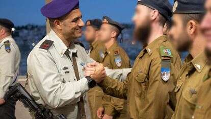 ראש אגף כוח אדם בצה"ל, דדו בר כליפא, עם הצוערים שסיימו את קורס הקצינים הראשון של חטיבת החשמונאים | דובר צה"ל ראש אגף כוח אדם בצה"ל, דדו בר כליפא, עם הצוערים שסיימו את קורס הקצינים הראשון של חטיבת החשמונאים | דובר צה"ל