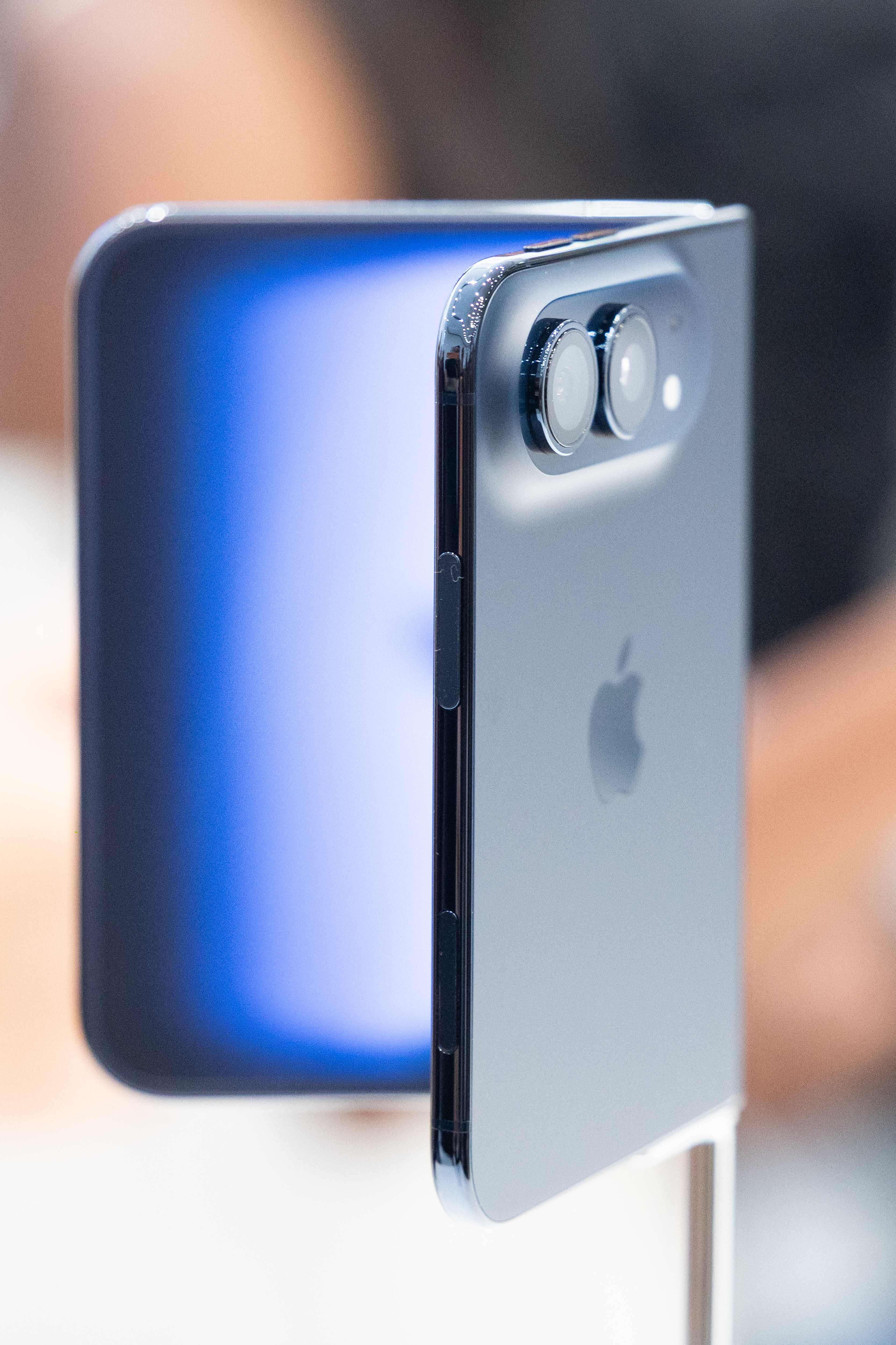ה-iPhone Duo של אפל – הטלפון החכם המתקפל הראשון של החברה | AFP ה-iPhone Duo של אפל – הטלפון החכם המתקפל הראשון של החברה | AFP