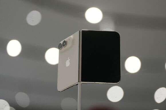 ה-iPhone Duo מוצג במהלך הכרזה על מוצרים חדשים | AP ה-iPhone Duo מוצג במהלך הכרזה על מוצרים חדשים | AP