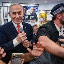 המטרה החשובה ביותר של האופוזיציה היא שהוא לא יהיה ראש הממשלה. נתניהו בשוק התקווה בתל־אביב, אתמול | אבשלום ששוני, פלאש 90 המטרה החשובה ביותר של האופוזיציה היא שהוא לא יהיה ראש הממשלה. נתניהו בשוק התקווה בתל־אביב, אתמול | אבשלום ששוני, פלאש 90