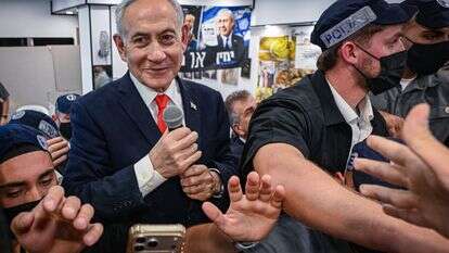 המטרה החשובה ביותר של האופוזיציה היא שהוא לא יהיה ראש הממשלה. נתניהו בשוק התקווה בתל־אביב, אתמול | אבשלום ששוני, פלאש 90 המטרה החשובה ביותר של האופוזיציה היא שהוא לא יהיה ראש הממשלה. נתניהו בשוק התקווה בתל־אביב, אתמול | אבשלום ששוני, פלאש 90