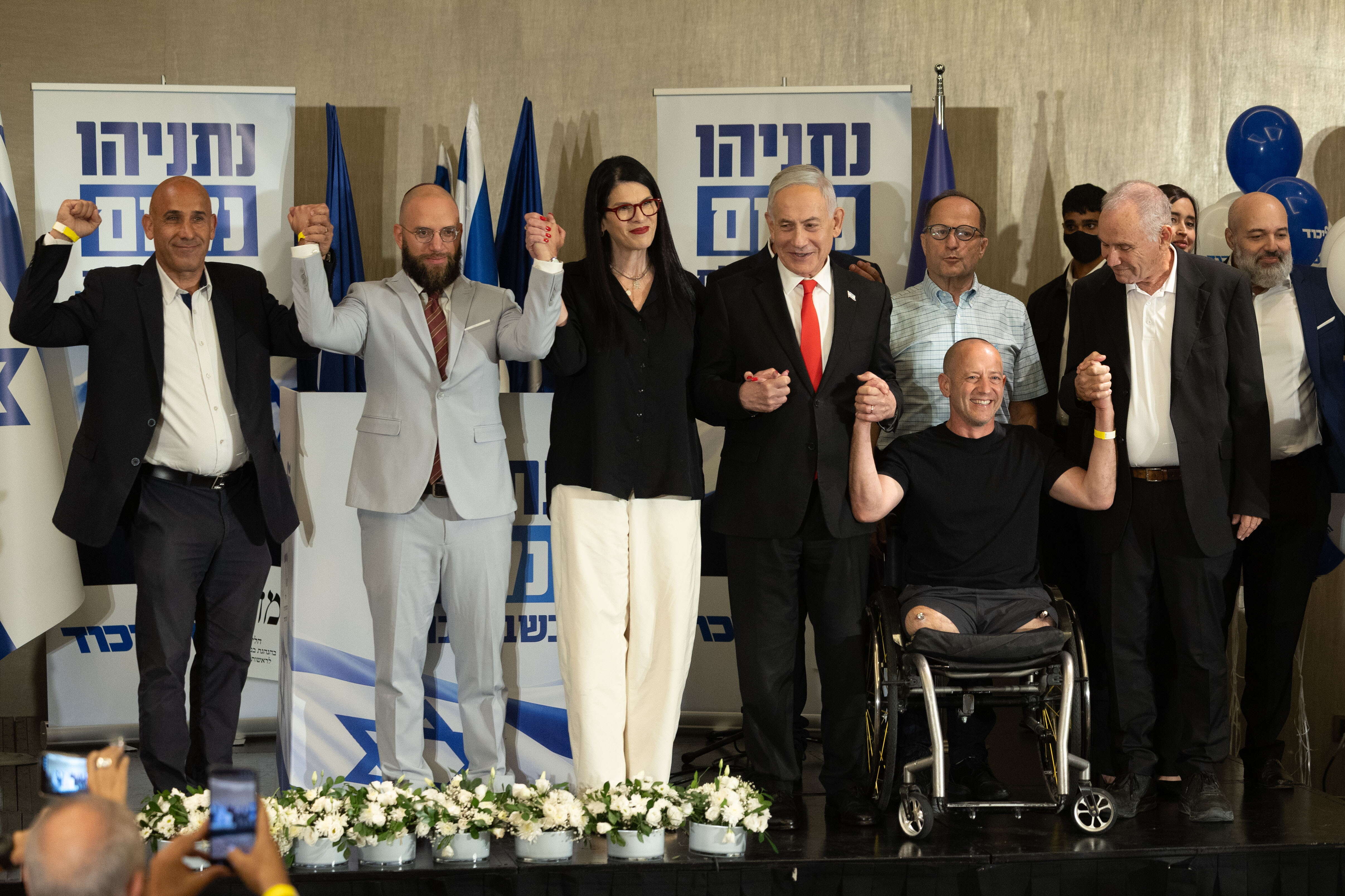 "לא יכול להגיד לא". נתניהו מציג את משורייניו ברשימת הליכוד, בראשית
מערכת הבחירות | אורן בן חקון "לא יכול להגיד לא". נתניהו מציג את משורייניו ברשימת הליכוד, בראשית
מערכת הבחירות | אורן בן חקון