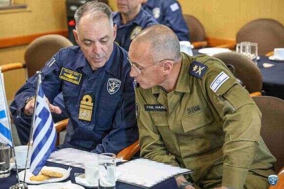 מפקד זרוע הים, אלוף אייל הראל, לצד מפקד חיל הים היווני, אדמירל דימיטריוס אלפתריוס קטארס, במהלך התרגיל הימי המשותף לישראל וליוון בים התיכון | דובר צה"ל מפקד זרוע הים, אלוף אייל הראל, לצד מפקד חיל הים היווני, אדמירל דימיטריוס אלפתריוס קטארס, במהלך התרגיל הימי המשותף לישראל וליוון בים התיכון | דובר צה"ל