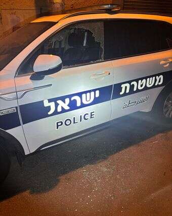 ניידת משטרה ששמשתה נופצה בדרום תל אביב. צילום | דוברות המשטרה