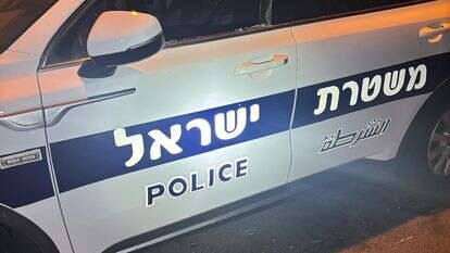 ניידת משטרה ששמשתה נופצה בדרום תל אביב. צילום | דוברות המשטרה ניידת משטרה ששמשתה נופצה בדרום תל אביב. צילום | דוברות המשטרה