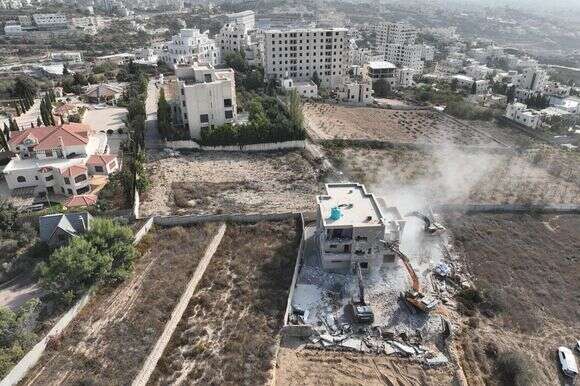 הריסת מבנים ערביים בלתי חוקיים בסמוך לזירת הפיגוע בחברון | שימוש חופשי הריסת מבנים ערביים בלתי חוקיים בסמוך לזירת הפיגוע בחברון | שימוש חופשי