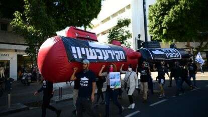 הפגנה בעד הקמת ועדת החקירה לפרשת הצוללות | תומר נאוברג, פלאש 90 הפגנה בעד הקמת ועדת החקירה לפרשת הצוללות | תומר נאוברג, פלאש 90
