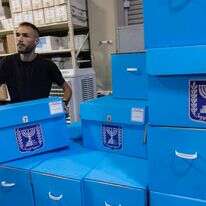 קלפיות לקראת הבחירות הכלליות הקרובות בישראל במחסן ועדת הבחירות המרכזית בשוהם | יונתן זינדל/פלאש90 קלפיות לקראת הבחירות הכלליות הקרובות בישראל במחסן ועדת הבחירות המרכזית בשוהם | יונתן זינדל/פלאש90