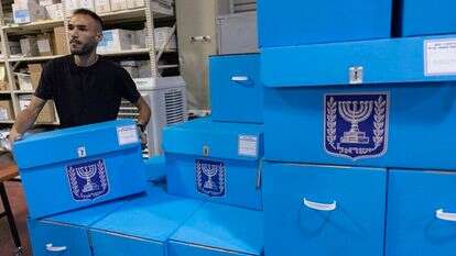 קלפיות לקראת הבחירות הכלליות הקרובות בישראל במחסן ועדת הבחירות המרכזית בשוהם | יונתן זינדל/פלאש90 קלפיות לקראת הבחירות הכלליות הקרובות בישראל במחסן ועדת הבחירות המרכזית בשוהם | יונתן זינדל/פלאש90