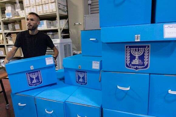 קלפיות לקראת הבחירות הכלליות הקרובות בישראל במחסן ועדת הבחירות המרכזית בשוהם | יונתן זינדל/פלאש90 קלפיות לקראת הבחירות הכלליות הקרובות בישראל במחסן ועדת הבחירות המרכזית בשוהם | יונתן זינדל/פלאש90