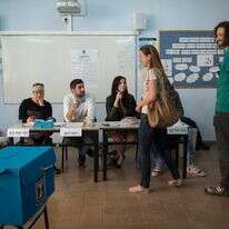 ישראלים ממתינים בתור לקלפי בת"א | דניאל שטרית, פלאש 90 ישראלים ממתינים בתור לקלפי בת"א | דניאל שטרית, פלאש 90