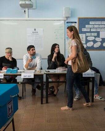 ישראלים ממתינים בתור לקלפי בת"א | דניאל שטרית, פלאש 90 ישראלים ממתינים בתור לקלפי בת"א | דניאל שטרית, פלאש 90