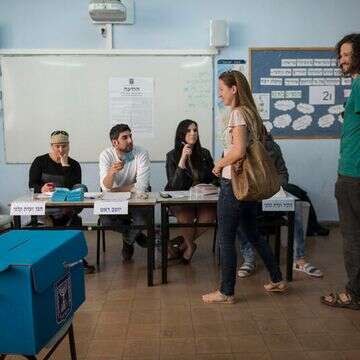 ישראלים ממתינים בתור לקלפי בת"א | דניאל שטרית, פלאש 90 ישראלים ממתינים בתור לקלפי בת"א | דניאל שטרית, פלאש 90