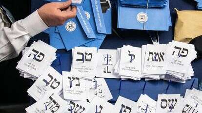 ספירת קולות בכנסת | אוליבייה פיטוסי, פלאש 90 ספירת קולות בכנסת | אוליבייה פיטוסי, פלאש 90