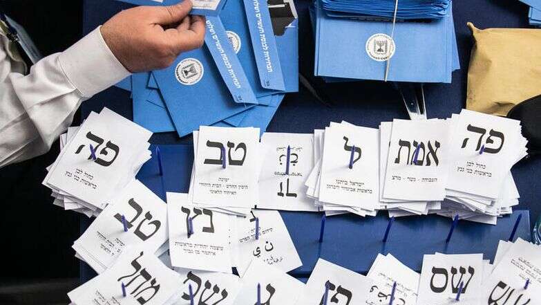 ספירת קולות בכנסת | אוליבייה פיטוסי, פלאש 90 ספירת קולות בכנסת | אוליבייה פיטוסי, פלאש 90