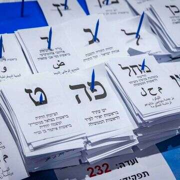 אוליבייה פיטוסי, פלאש 90 | ספירת קולות החיילים בכנסת אוליבייה פיטוסי, פלאש 90 | ספירת קולות החיילים בכנסת