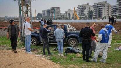כוחות הביטחון בזירת הפיגוע ליד עפולה, בו מחבל פלסטיני נוטרל | ענת חרמוני, פלאש 90 כוחות הביטחון בזירת הפיגוע ליד עפולה, בו מחבל פלסטיני נוטרל | ענת חרמוני, פלאש 90