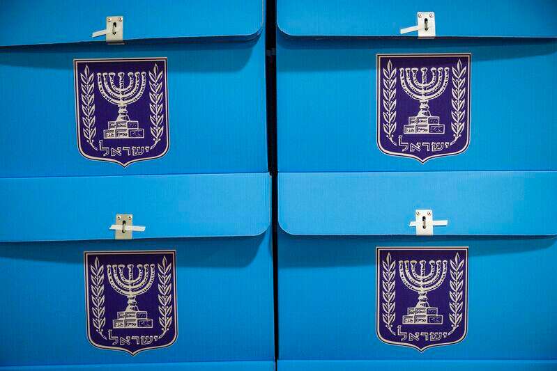 קלפיות מוכנות במטה ועדת הבחירות המרכזית בשהם | יונתן זינדל, פלאש 90