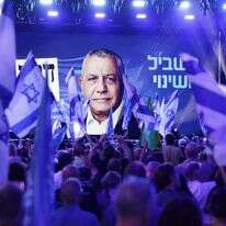 תומכי מפלגת ישר! מניפים דגלי ישראל בכנס הבחירות של גדי איזנקוט בתל אביב, 25 באוקטובר 2026 | לשימוש חופשי תומכי מפלגת ישר! מניפים דגלי ישראל בכנס הבחירות של גדי איזנקוט בתל אביב, 25 באוקטובר 2026 | לשימוש חופשי