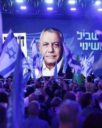 תומכי מפלגת ישר! מניפים דגלי ישראל בכנס הבחירות של גדי איזנקוט בתל אביב, 25 באוקטובר 2026 | לשימוש חופשי