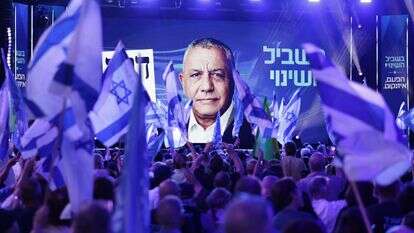 תומכי מפלגת ישר! מניפים דגלי ישראל בכנס הבחירות של גדי איזנקוט בתל אביב, 25 באוקטובר 2026 | לשימוש חופשי