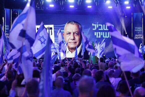תומכי מפלגת ישר! מניפים דגלי ישראל בכנס הבחירות של גדי איזנקוט בתל אביב, 25 באוקטובר 2026 | לשימוש חופשי תומכי מפלגת ישר! מניפים דגלי ישראל בכנס הבחירות של גדי איזנקוט בתל אביב, 25 באוקטובר 2026 | לשימוש חופשי