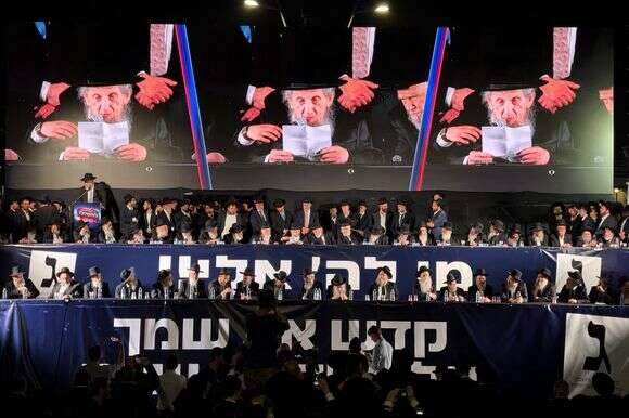 רבנים בכירים על בימת עצרת הבחירות של יהדות התורה בבני ברק, לקראת הבחירות לכנסת | מאיר זלזניק