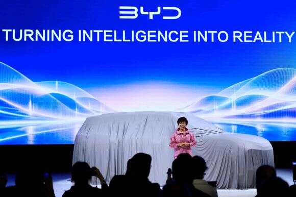סטלה לי, סגנית נשיא בכירה בחברת BYD ומנכ"לית BYD באמריקה, נואמת בתערוכת הרכב הבינלאומית בפריז, 12 באוקטובר 2026 | לודוביק מרין, AFP סטלה לי, סגנית נשיא בכירה בחברת BYD ומנכ"לית BYD באמריקה, נואמת בתערוכת הרכב הבינלאומית בפריז, 12 באוקטובר 2026 | לודוביק מרין, AFP