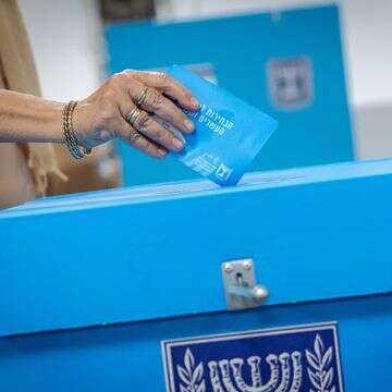 ישראלים מצביעים בקלפי בבני ברק ביום הבחירות לכנסת, 27 באוקטובר 2026 | חיים גולדברג, פלאש 90 ישראלים מצביעים בקלפי בבני ברק ביום הבחירות לכנסת, 27 באוקטובר 2026 | חיים גולדברג, פלאש 90