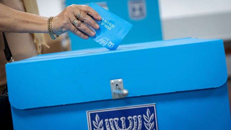 ישראלים מצביעים בקלפי בבני ברק ביום הבחירות לכנסת, 27 באוקטובר 2026 | חיים גולדברג, פלאש 90 ישראלים מצביעים בקלפי בבני ברק ביום הבחירות לכנסת, 27 באוקטובר 2026 | חיים גולדברג, פלאש 90