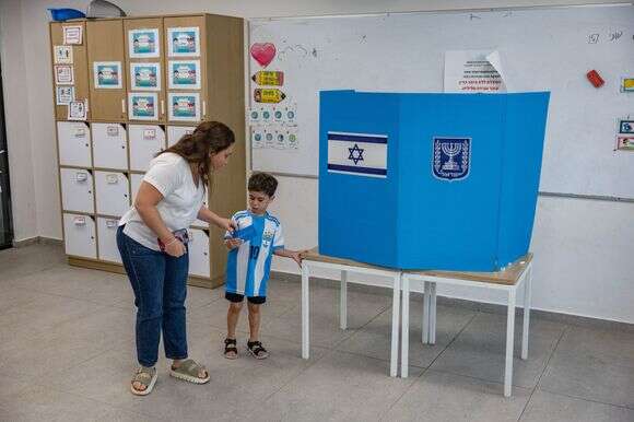 ישראלים מגיעים להצביע בקלפי בהרצליה ביום הבחירות לכנסת, 27 באוקטובר 2026 | חיים גולדברג, פלאש 90 ישראלים מגיעים להצביע בקלפי בהרצליה ביום הבחירות לכנסת, 27 באוקטובר 2026 | חיים גולדברג, פלאש 90