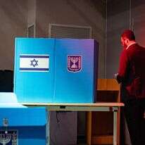 אזרח נכנס להצביע בקלפי בירושלים | יונתן זינדל, פלאש 90 אזרח נכנס להצביע בקלפי בירושלים | יונתן זינדל, פלאש 90