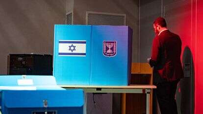 אזרח נכנס להצביע בקלפי בירושלים | יונתן זינדל, פלאש 90 אזרח נכנס להצביע בקלפי בירושלים | יונתן זינדל, פלאש 90