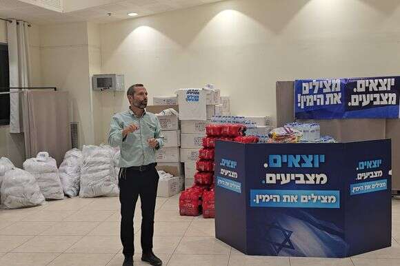 ישראל גנץ בחמ"ל מטה "ימין מנצח" | חופשי ישראל גנץ בחמ"ל מטה "ימין מנצח" | חופשי
