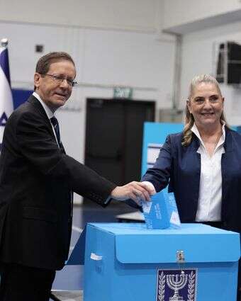 נשיא המדינה יצחק הרצוג ורעייתו מיכל, מצביעים בבחירות לכנסת, היום | הילל בן אור נשיא המדינה יצחק הרצוג ורעייתו מיכל, מצביעים בבחירות לכנסת, היום | הילל בן אור