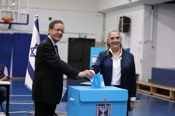 נשיא המדינה יצחק הרצוג ורעייתו מיכל, מצביעים בבחירות לכנסת | הילל בן אור נשיא המדינה יצחק הרצוג ורעייתו מיכל, מצביעים בבחירות לכנסת | הילל בן אור
