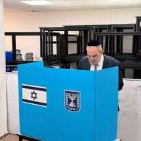 יו״ר יהדות התורה ח״כ יעקב אשר מצביע בקלפי בבני ברק | אבי ריין ואלכס הוכברגר