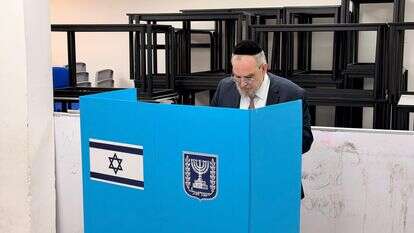 יו״ר יהדות התורה ח״כ יעקב אשר מצביע בקלפי בבני ברק | אבי ריין ואלכס הוכברגר יו״ר יהדות התורה ח״כ יעקב אשר מצביע בקלפי בבני ברק | אבי ריין ואלכס הוכברגר