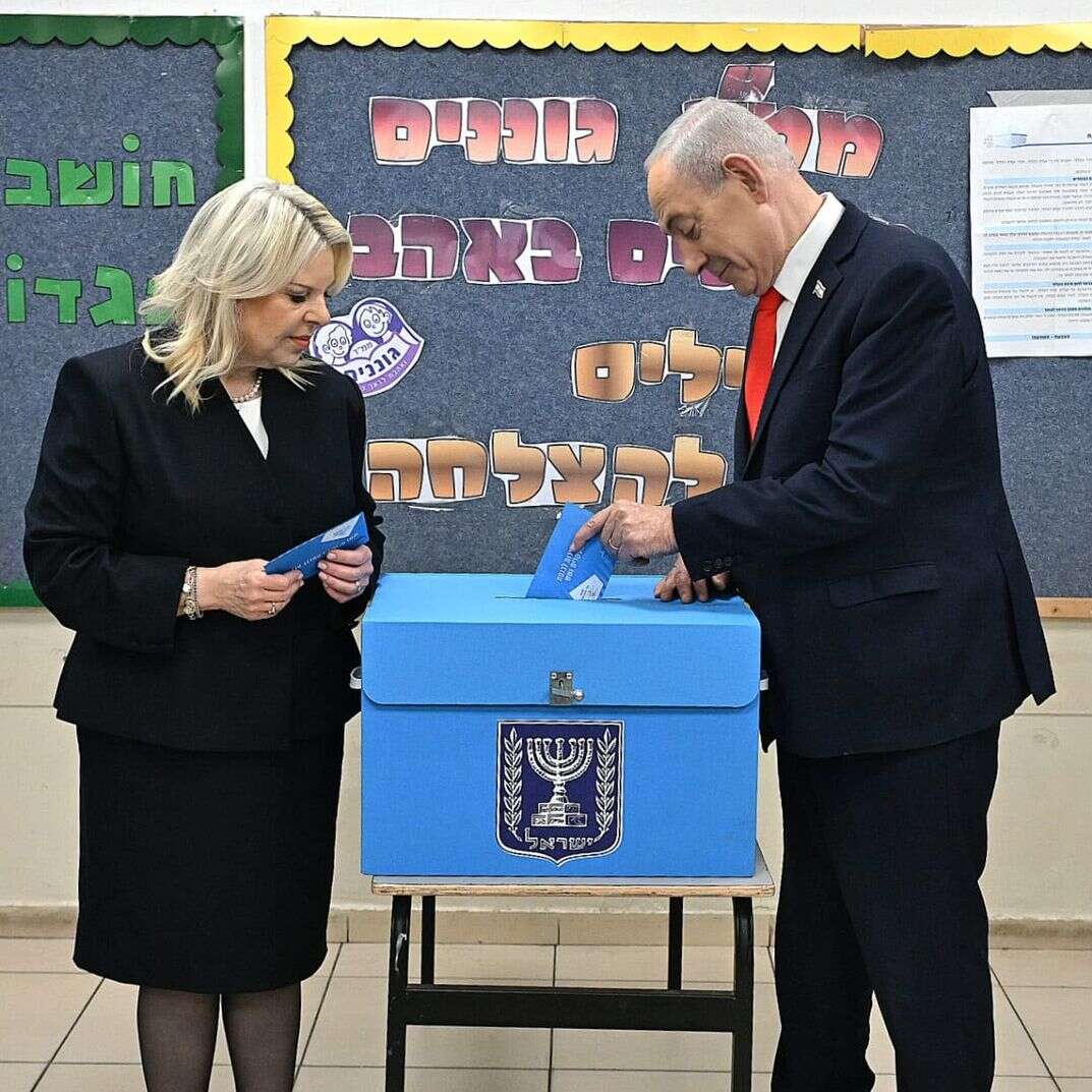 ראש הממשלה בנימין נתניהו ורעייתו שרה מצביעים בקלפי בירושלים | חיים צח, לע״מ ראש הממשלה בנימין נתניהו ורעייתו שרה מצביעים בקלפי בירושלים | חיים צח, לע״מ