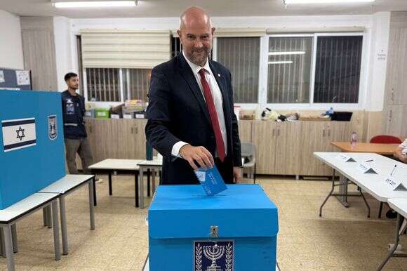 יודח בקרוב? יו"ר הכנסת אמיר אוחנה מצביע | ללא קרדיט יודח בקרוב? יו"ר הכנסת אמיר אוחנה מצביע | ללא קרדיט