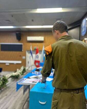 חייל מצביע בקלפי צבאית, הבחירות לכנסת ה-26 | דובר צה"ל