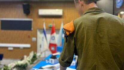 חייל מצביע בקלפי צבאית, הבחירות לכנסת ה-26 | דובר צה"ל חייל מצביע בקלפי צבאית, הבחירות לכנסת ה-26 | דובר צה"ל