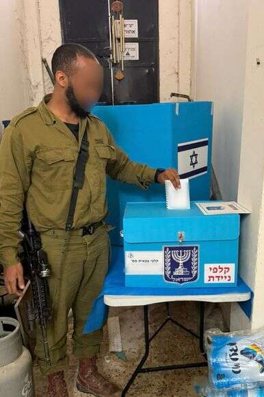 חייל מצביע בקלפי צבאית, הבחירות לכנסת ה-26 | דובר צה"ל חייל מצביע בקלפי צבאית, הבחירות לכנסת ה-26 | דובר צה"ל