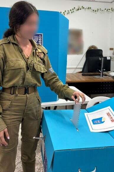 חיילת מצביעה בקלפי צבאית, הבחירות לכנסת ה-26 | דובר צה"ל חיילת מצביעה בקלפי צבאית, הבחירות לכנסת ה-26 | דובר צה"ל