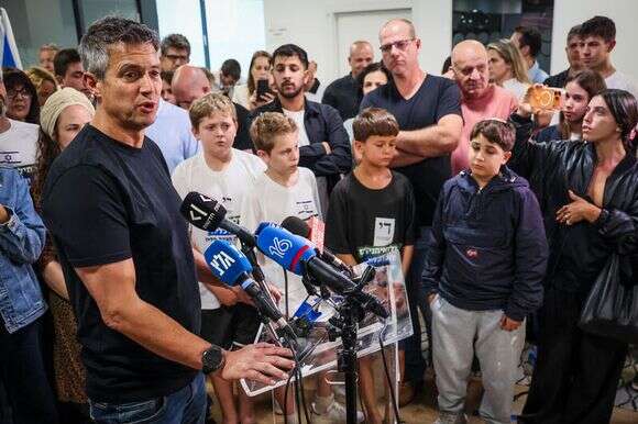 יועז הנדל במטה מפלגת "המיואימניקים" אחרי פרסום המדגמים | יונתן שאול / פלאש 90 יועז הנדל במטה מפלגת "המיואימניקים" אחרי פרסום המדגמים | יונתן שאול / פלאש 90